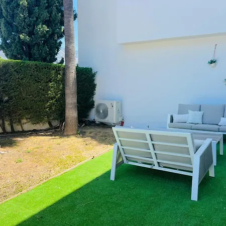Impeccable Large With Immense Terrace And Private Garden Overlooking The Mountain, Featuring 2 Bedrooms And Sleeping Up To 4 Guests Located 100 Meters From Plaza Maestranza アパート マルベーリャ