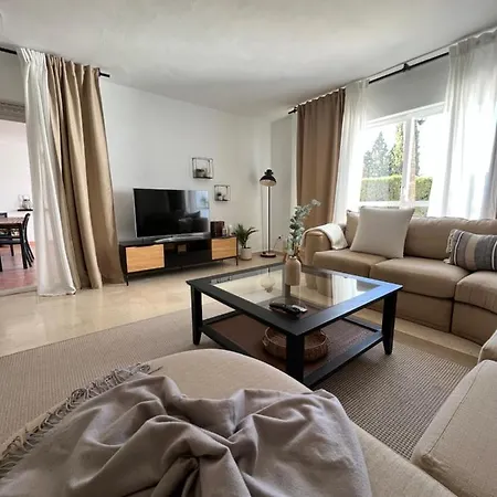 Apartmán Impeccable Large With Immense Terrace And Private Garden Overlooking The Mountain, Featuring 2 Bedrooms And Sleeping Up To 4 Guests Located 100 Meters From Plaza Maestranza
